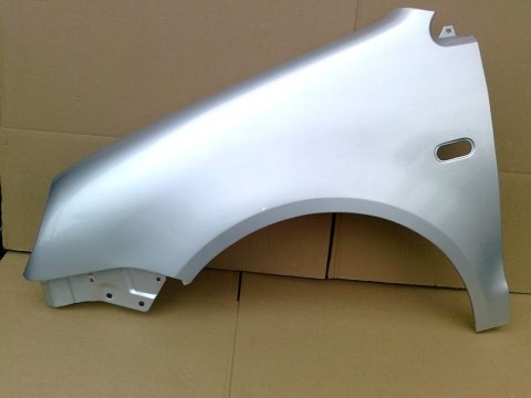 VW Polo 9N 01-05r lewy błotnik srebrny LA7W
