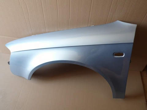 Audi A4 B7 8E 04-08 lewy błotnik srebrny LY7J