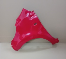 Peugeot 107 (05-14r) błotnik lewy czerwony KJH