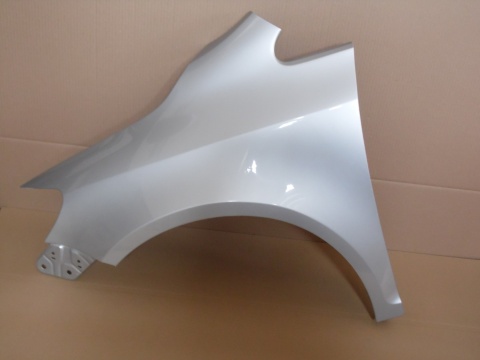 VW Golf 5 6 PLUS 05-13r błotnik lewy srebrny LA7W