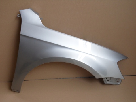 VW Passat B7 10-14r prawy błotnik srebrny LA7W