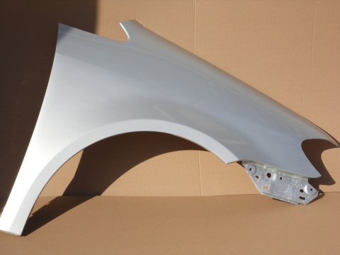 VW Touran 1T2 07-10r Lift prawy błotnik srebrny LA7W